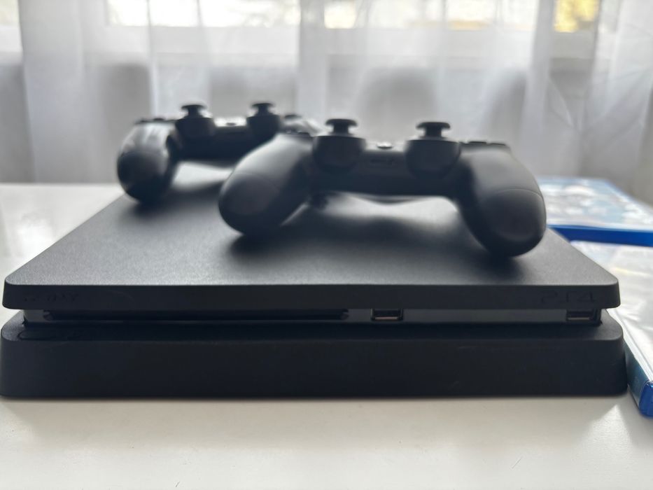 Playstation 4 Slim 500GB с два джойстика и две игри
