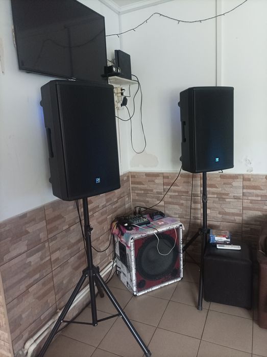 Sistem format din 2 boxe active și bass activ