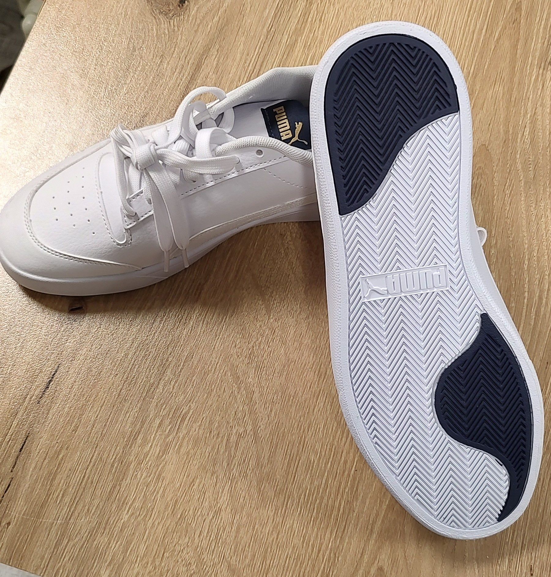 Спортни обувки Puma
Спортни обувки Shuffle от еко кожа
Спортни обувки