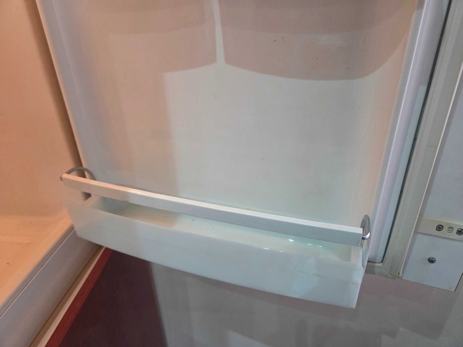 Хладилник с фризер за вграждане на части