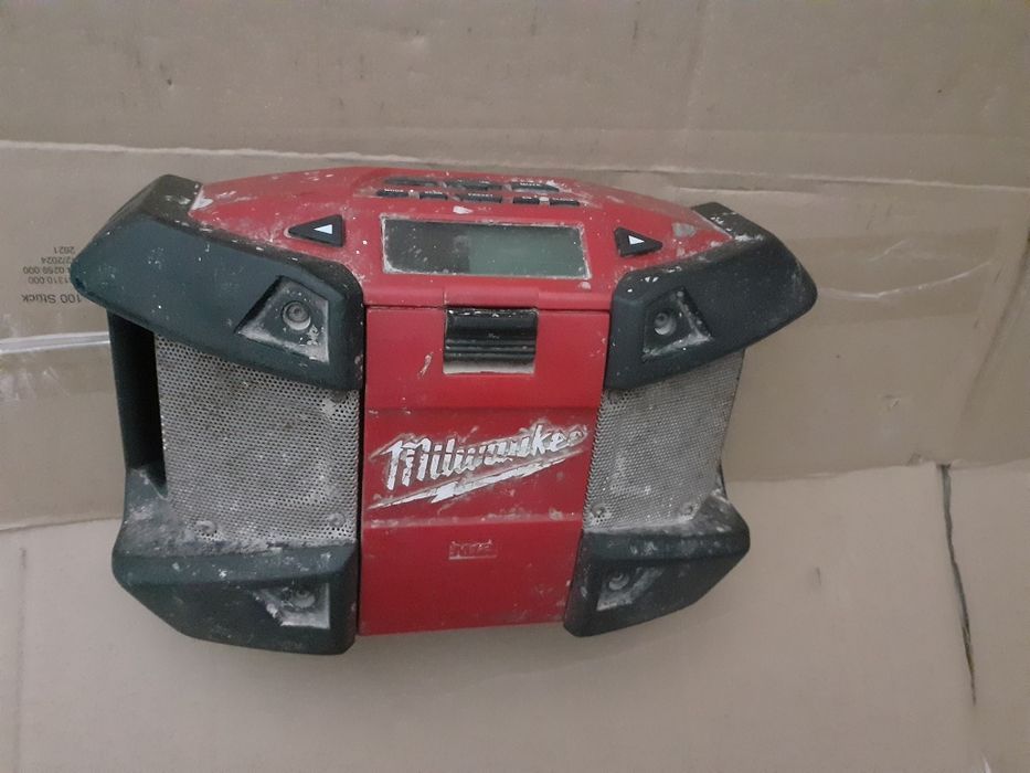 Radio Șantier Milwaukee C12 JSR Doar Corp cu Mic Defect