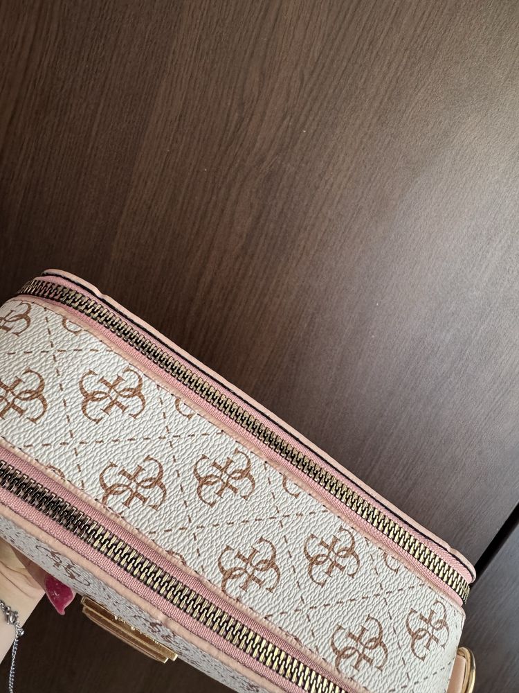 Чанта с дълга дръжка на Guess