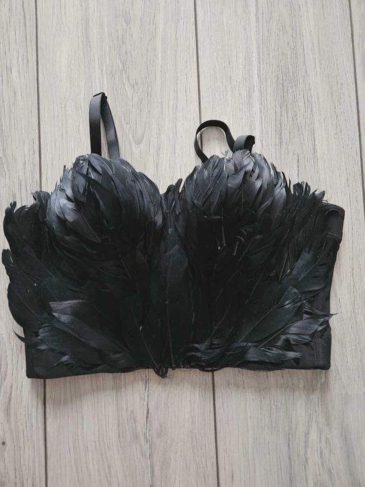 Черно бюстие с пера