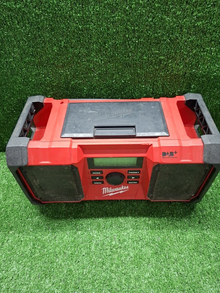 Радио на Milwaukee M18JSRDAB+