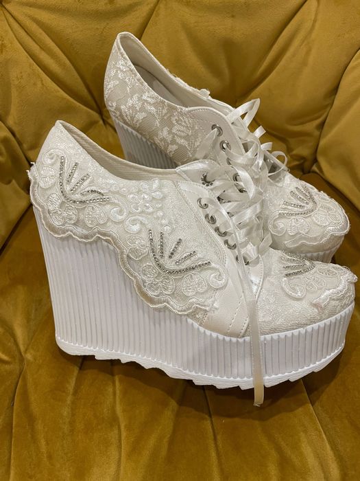 Бели обувки на платформа