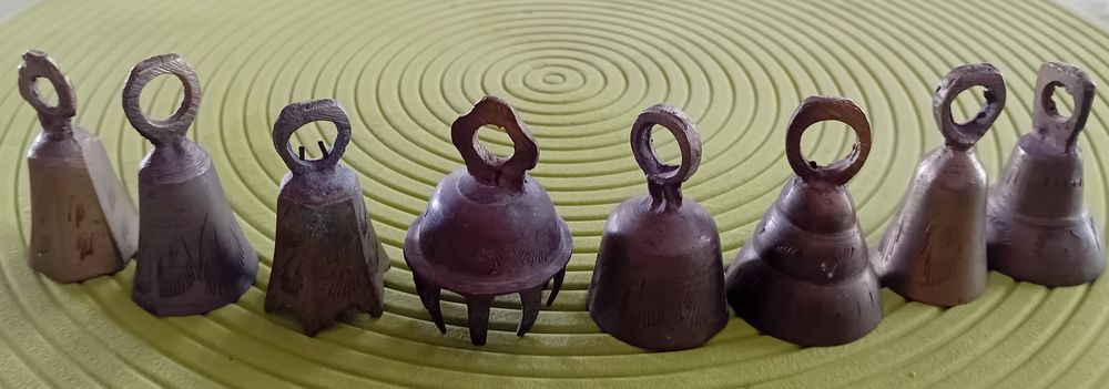 Clopolel intrare. Clopoței bronz India. 
8 buc .
Dimensiuni: 3;4 cm
Su