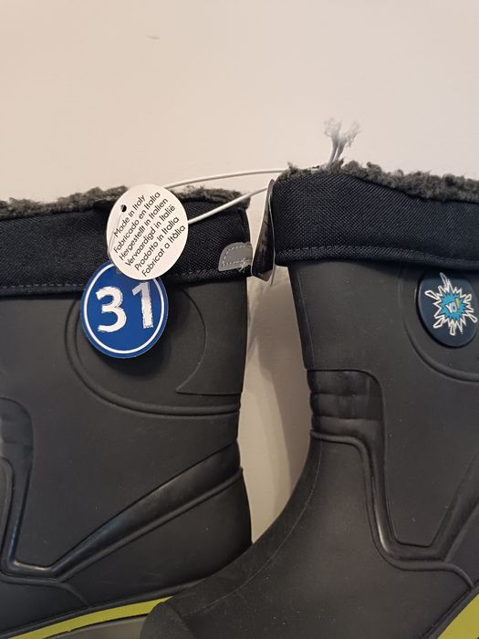 Чисто нови детски светещи гуменки ватирани ботуши