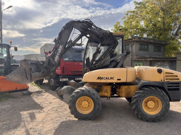 Excavator pe roti de 7.7 tone,Mecalac,posibil variante
