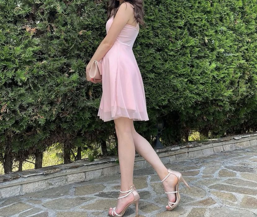 Розова рокля.