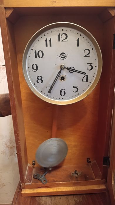 Часы с маятником настенные