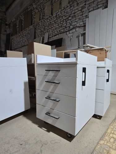 Продам на колесиках новые