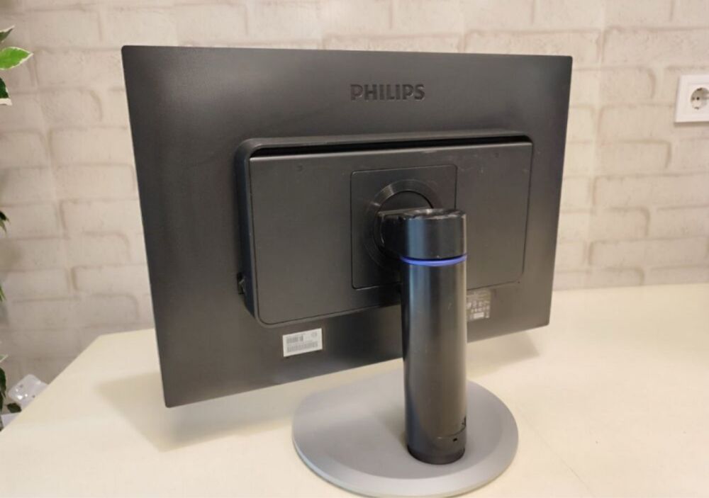 Монитор Philips Brilliance 220P4L 22" LED 1680x1050 DisplayPort Silver
