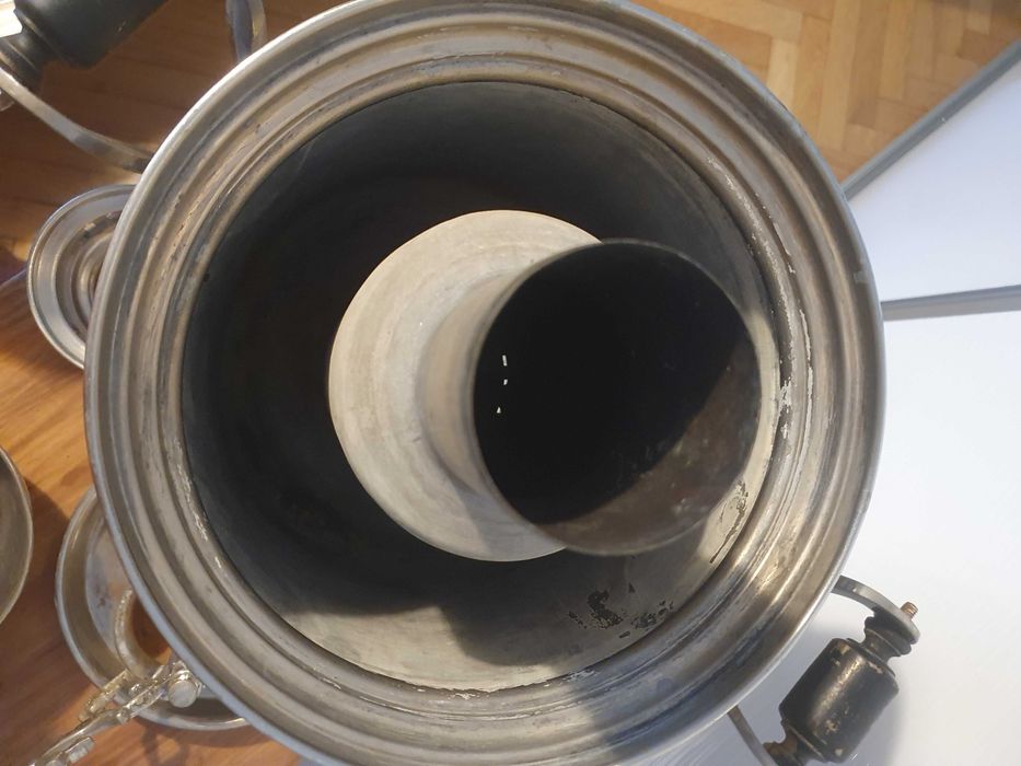 Samovar vechi rusesc, pe carbuni.