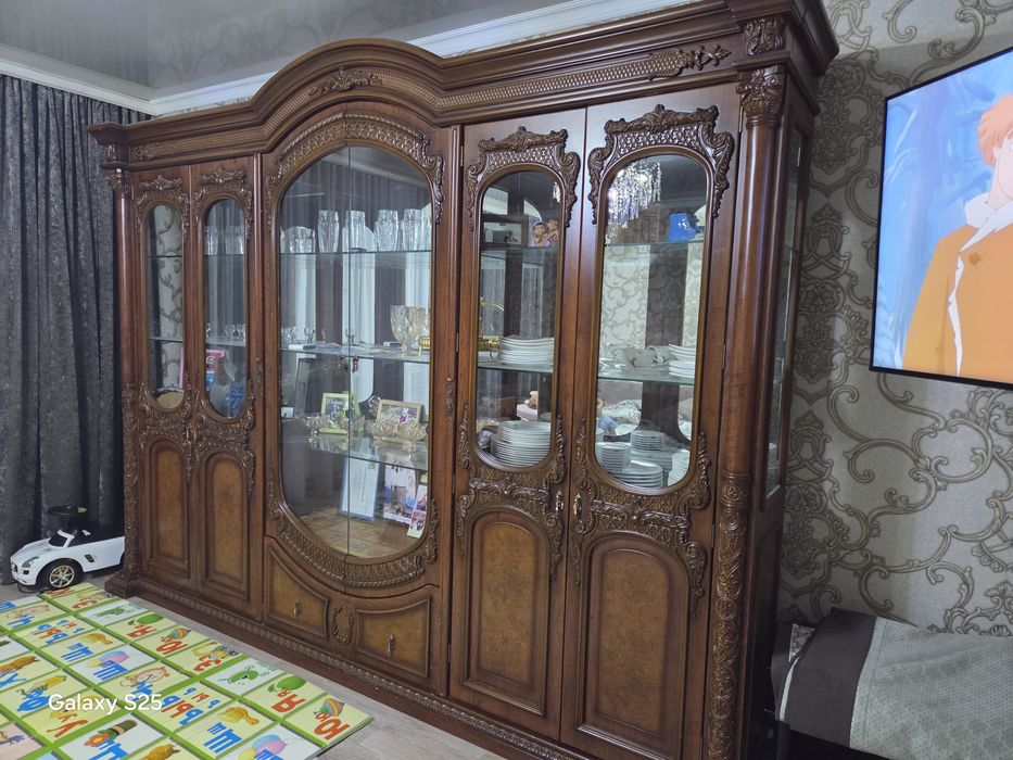 Шкаф из натурального дерева