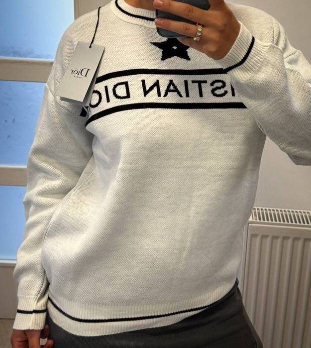 Bluza pulover dama Dior 
Mărime standard /gri deschis 
 4 bucăți