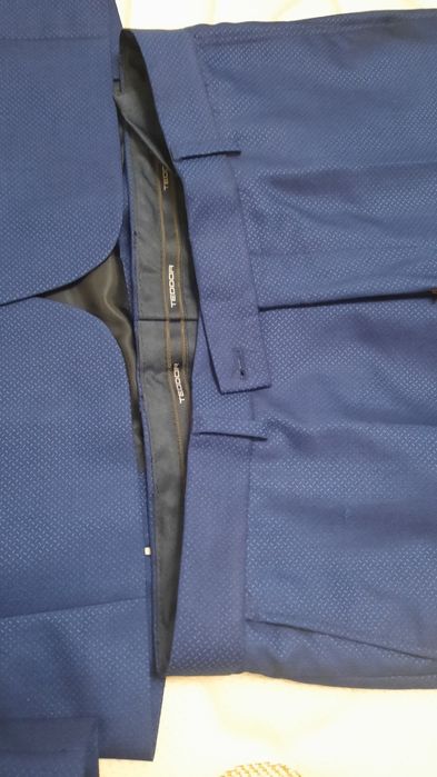 Продавам костюм и обувки на Теодор