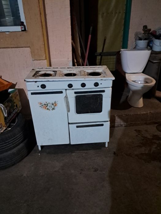 Трех камфортная газовая плита в хорошем рабочем состоянии продаетсям