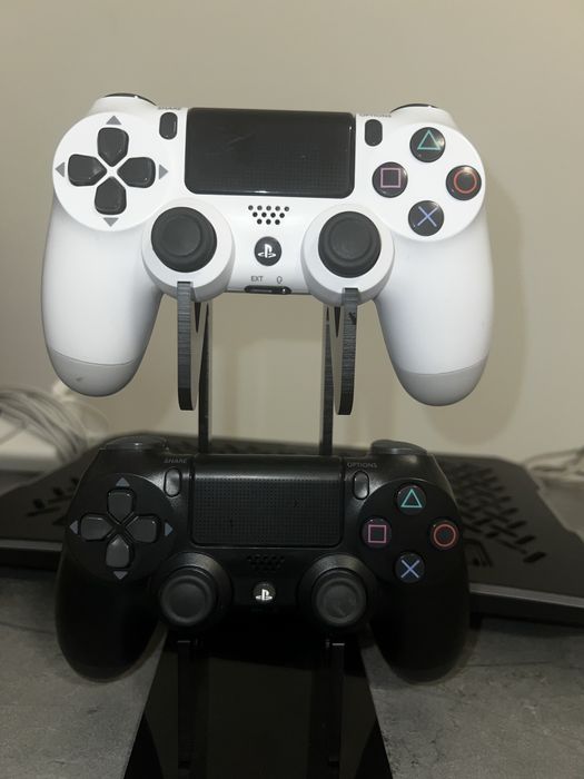 Продаю 2 джойстика пс 4 с держателем