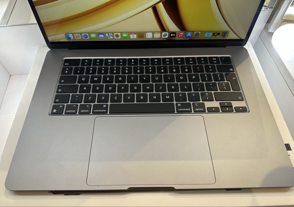 Macbook Air M2 (2023) 15inch, 6 зареждания