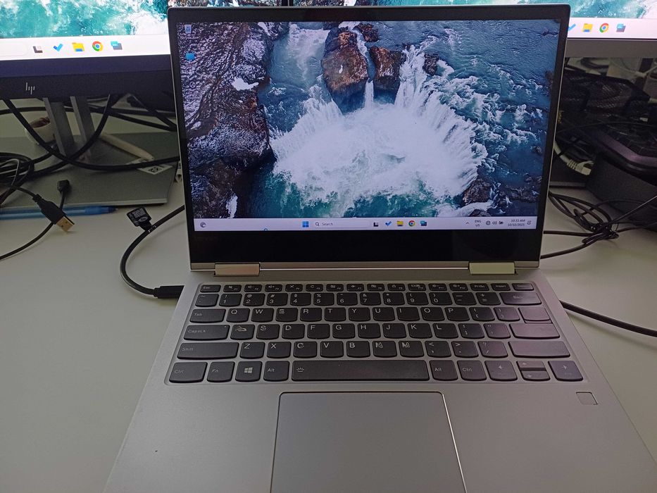 Laptop Lenovo Yoga cu touchscreen