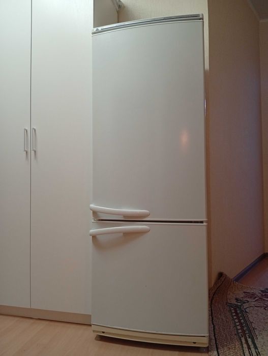 Продам двухкамерный холодильник Атлант за 45000, самовывоз 5 мкр