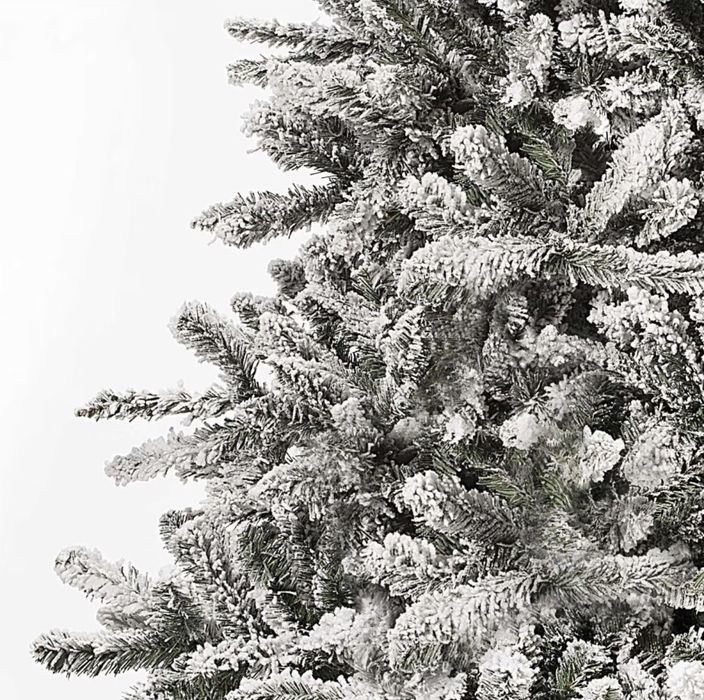 Коледна изкуствена елха.