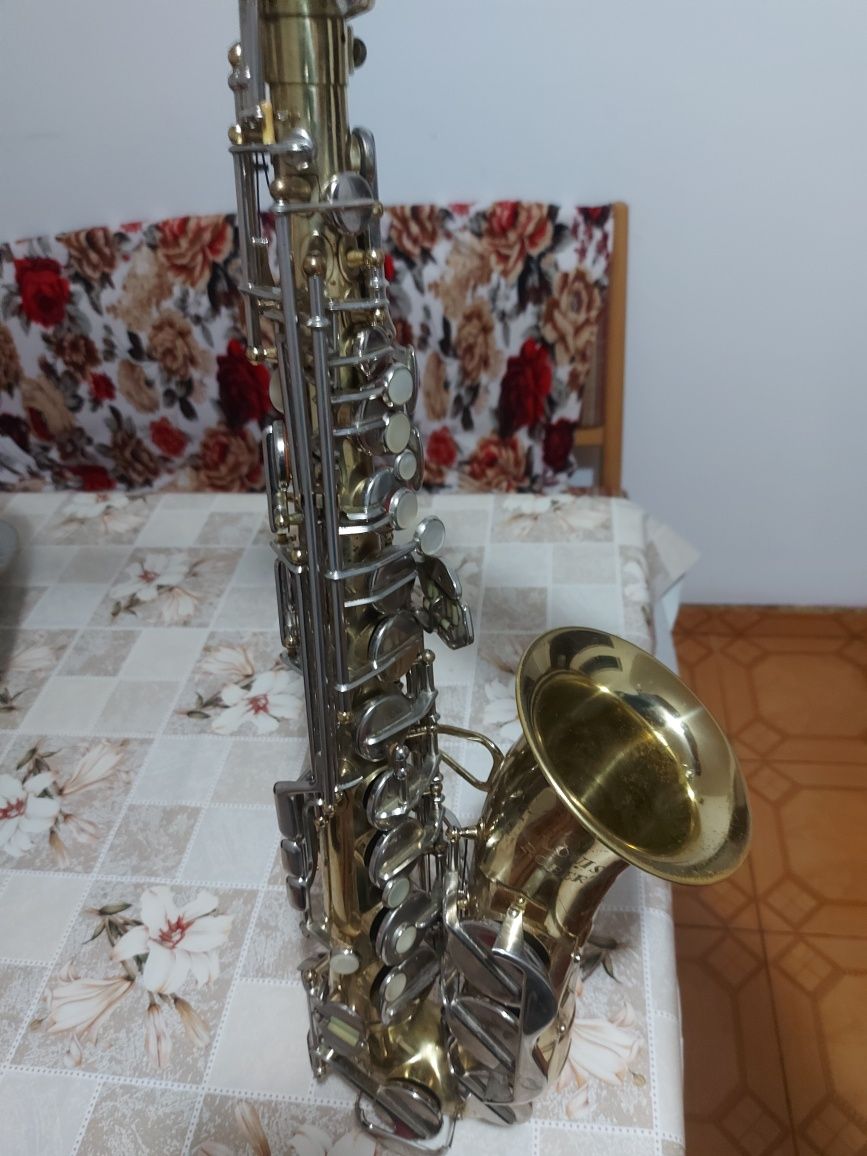 Vând saxofon Louis Robert
