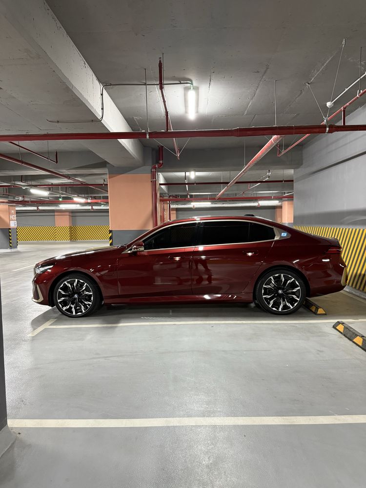 BMW i5 luxury full position