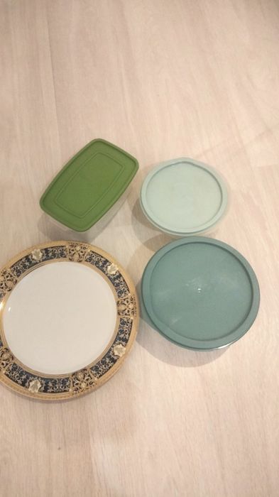 Пластиковые посуды тарелка и банки