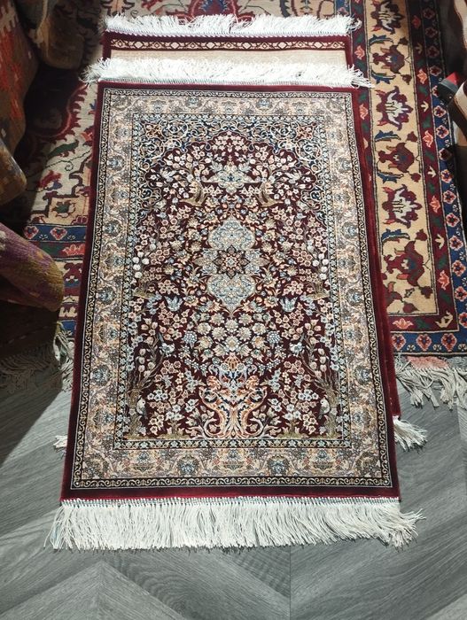 Ипак гиламлар сотилади