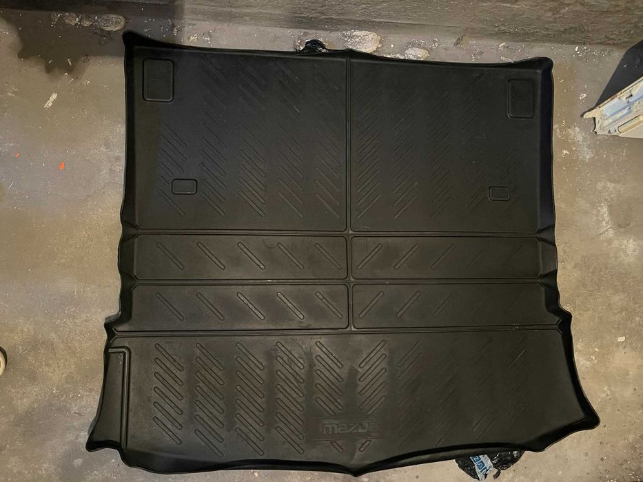 Продавам стелка за багажник на Мazda & VW Golf 6 Variant