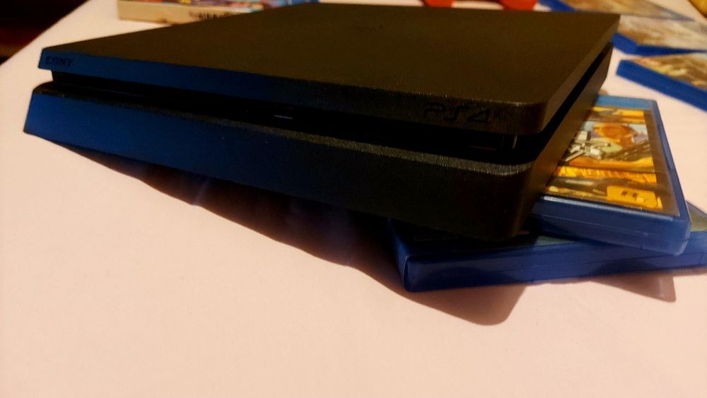 Playstation 4 500GB Slim + 10 бр. Игри