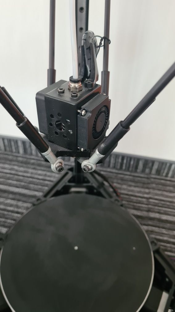 Продавам 3Д принтер/3D printer Anycubic Kossel Pulley