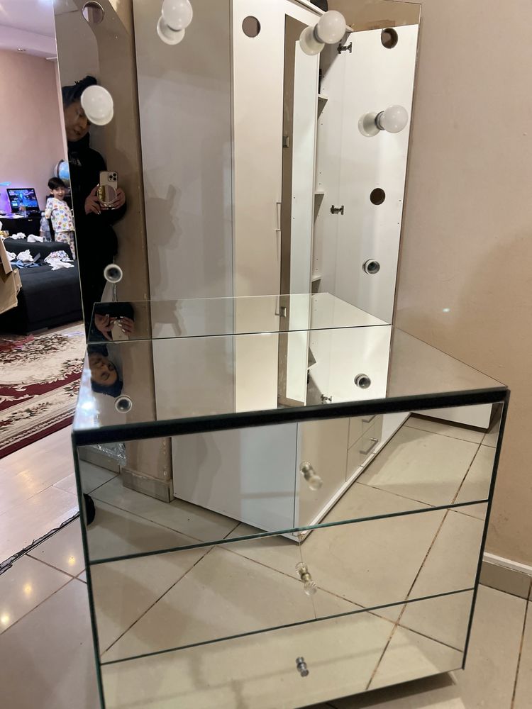 Masa make up machiaj cu lumini si oglinda