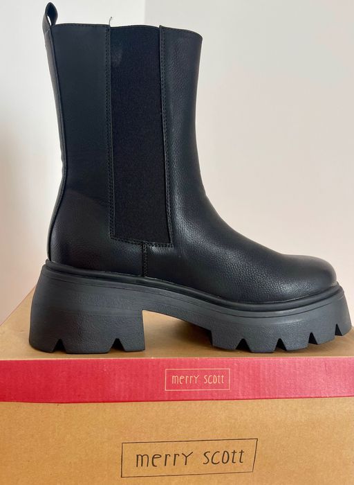 Дамски черни боти с масивна подметка – нови