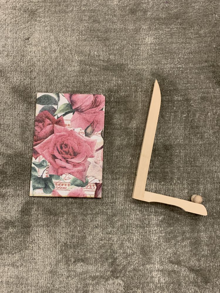 Ръчно изработена дървена картичка с рози и държач