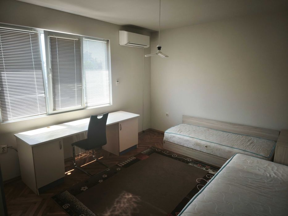 Тристаенапартамент в чайка под наем