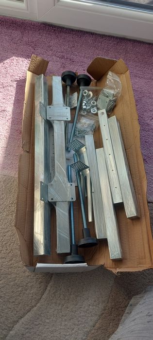 Suport extensibil pentru cazi acrilice