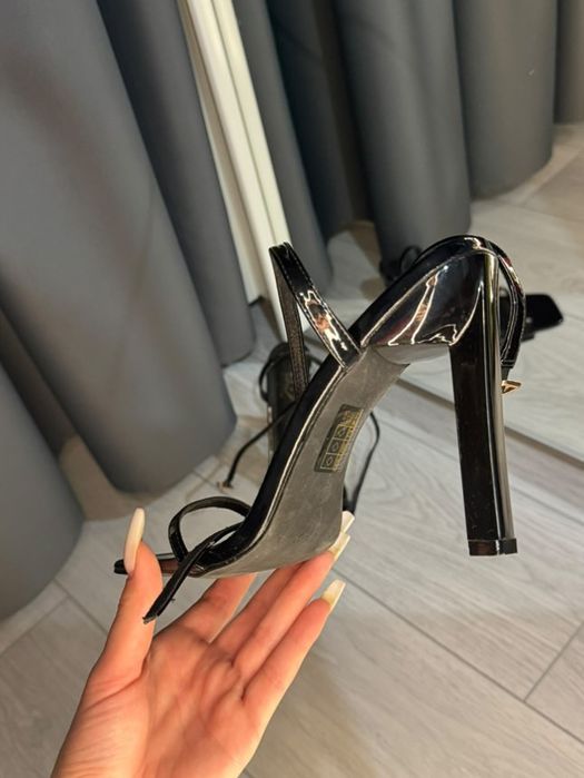 Черни сандали на ток