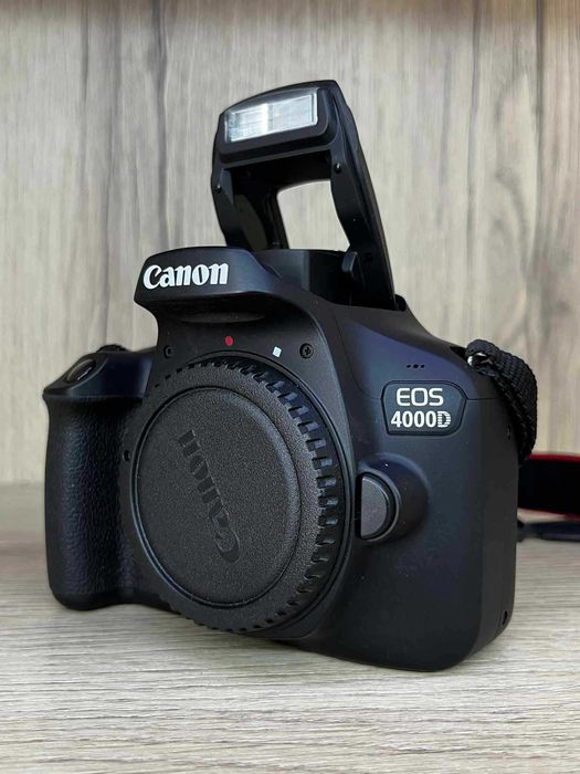 Фотоапарат Canon EOS 4000D + обектив Canon EFS 18-55mm / Перфектен