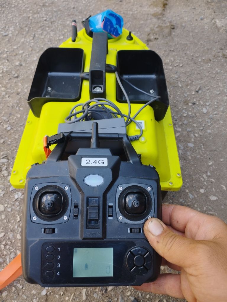 Лодка за захранка d18b GPS