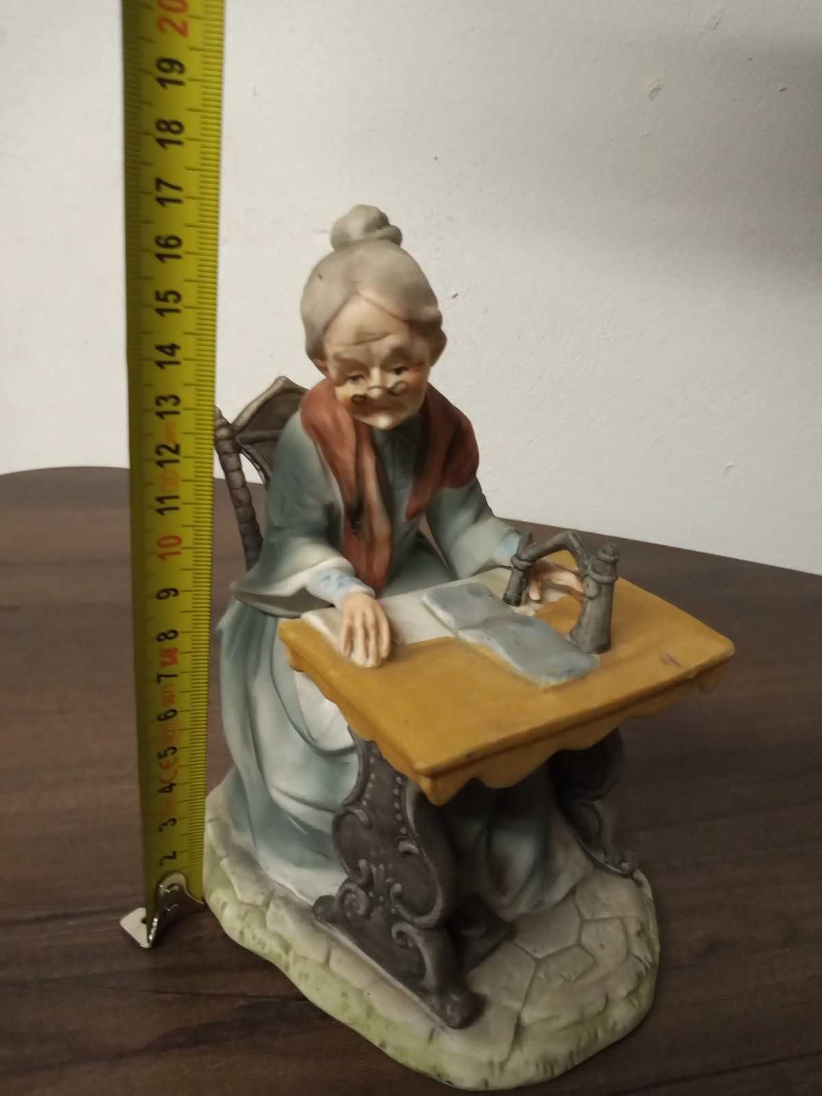 Ретро Белгийска керамична статуетка Старата шивачка на Singer