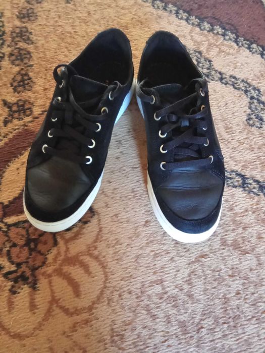 Vând     tenesi   timberlend