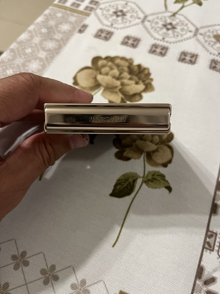 Samusung galaxy z flip 4