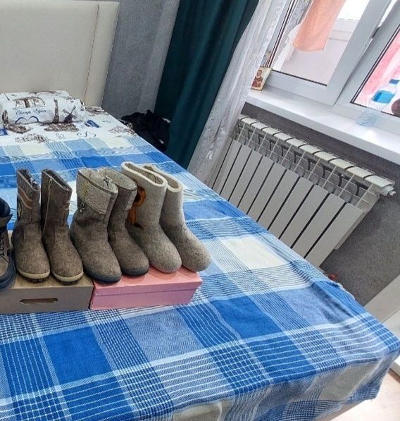Продам зимнию обувь на мальчика ( сапоги, дутыши )