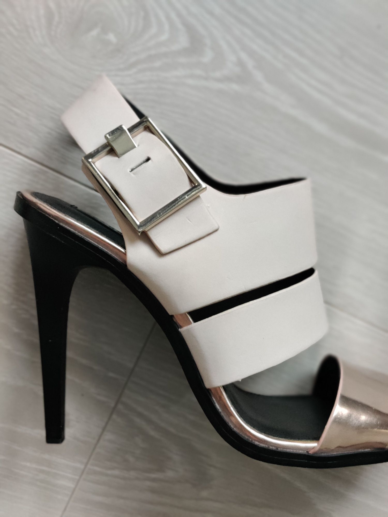 Sandale metalizate Zara
