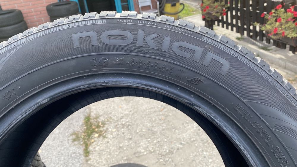 Продавам 4бр. Зимни гуми 235/55/17 Nokian