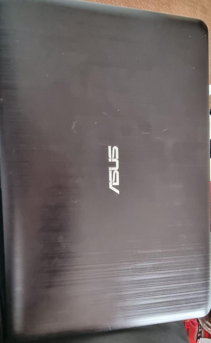 Laptop ASSUS ,arata și funcționează forte bine ,estetic 9,5 din 10