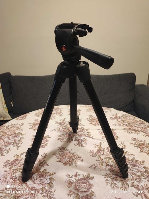 Продавам статив за фотоапарат Manfrotto