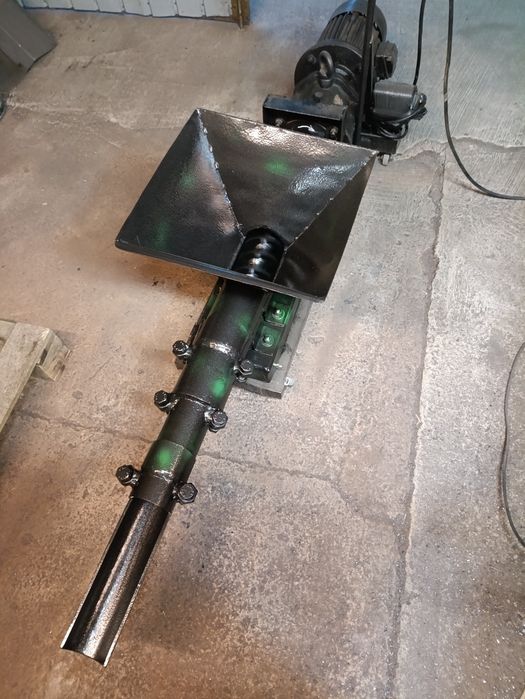 Presă de brichetat rumeguș cu cărbune lignit semiumed,prod 15kg/minut